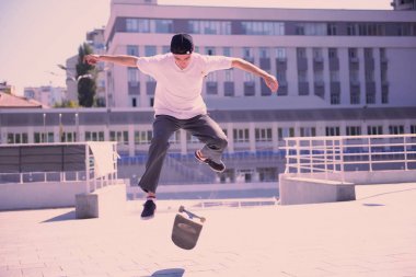 快樂的男人們展示他積極的生活方式