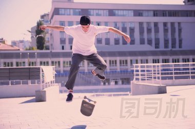 快樂的男人們展示他積極的生活方式