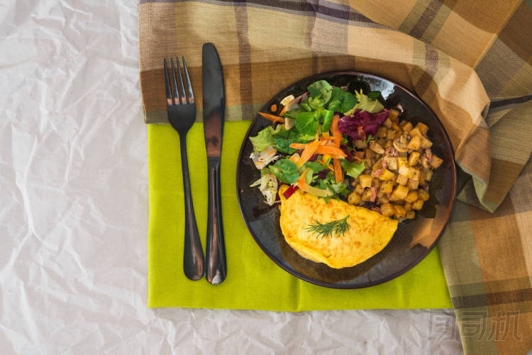 法式煎蛋配土豆、蘑菇和沙拉圖片