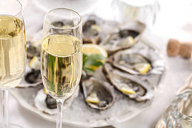 美丽的开胃牡蛎两杯葡萄酒香槟