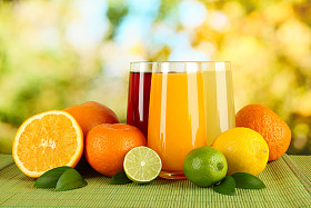 juise 与眼镜枫叶和水果在明亮的背景上桌上