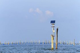 太阳能电池板设置在海中