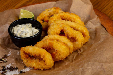 鱿鱼环天妇罗与酱油和石灰照片