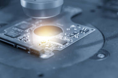 电子电路板用伸缩式摄像机进行质量控制. 计算机零件制造概念