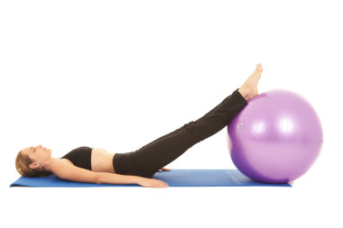 適合年輕黑發(fā)顯示不同練習(xí)普拉提教練