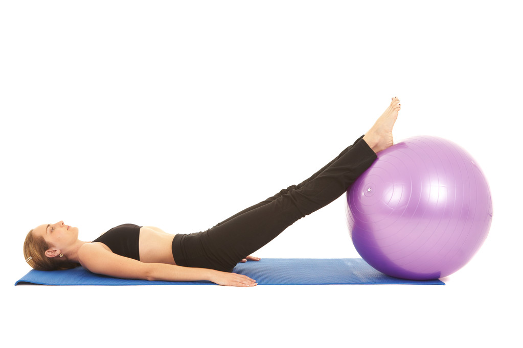 适合年轻黑发显示不同练习普拉提教练 适合年轻黑发显示不同练习普拉提教练