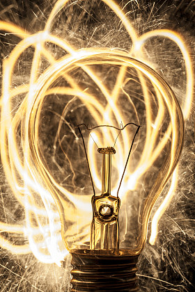 灯泡和黑色背景上的烟火照片