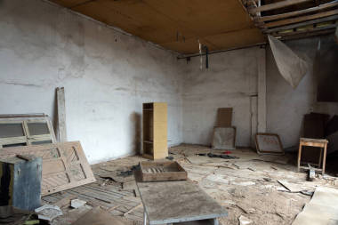 荒涼村落中的老廢棄學(xué)校室內(nèi)圖片