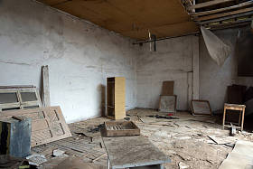 荒凉村落中的老废弃学校室内图片