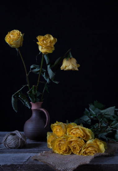 靜物與黃色枯萎的花朵圖片