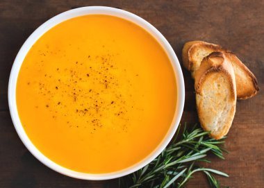 香辣南瓜奶油湯配香草