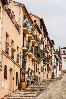 格拉納達(dá), 西班牙, 2018年4月06日: Albaicin 歷史街區(qū)的街道景觀在格拉納達(dá), 安大路西亞, 西班牙