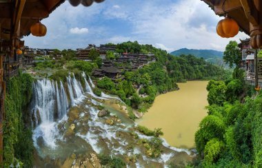 芙蓉古村落与瀑布-湖南中国-旅游背景