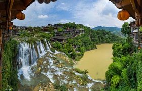 芙蓉古村落与瀑布-湖南中国-旅游背景