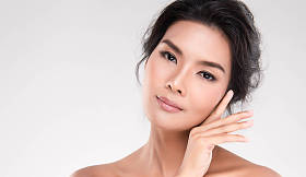 年轻美丽的亚洲女人,有着干净新鲜的皮肤.美女脸蛋的护理。面部治疗。化妆品、美容美发和温泉