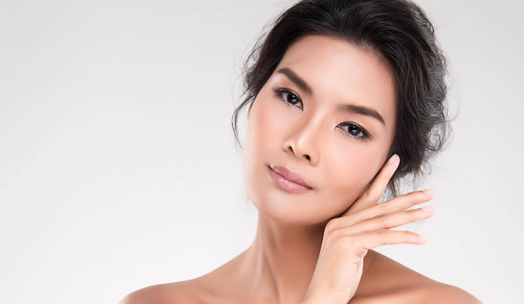 年轻美丽的亚洲女人,有着干净新鲜的皮肤.美女脸蛋的护理。面部治疗。化妆品、美容美发和温泉 年轻美丽的亚洲女人,有着干净新鲜的皮肤.美女脸蛋的护理。面部治疗。化妆品、美容美发和温泉
