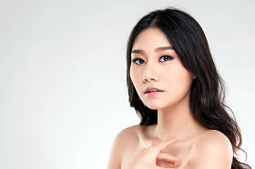 年轻美丽的亚洲女人,有着干净新鲜的皮肤.美女脸蛋的护理。面部治疗。化妆品、美容美发和温泉