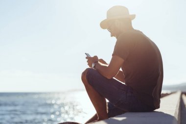 在海港欣賞風景的人圖片