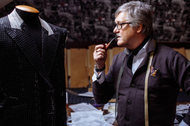 成熟的裁縫工作與切割模式在車間在傍