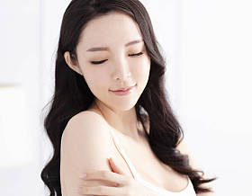 美丽的年轻女子与长发照片