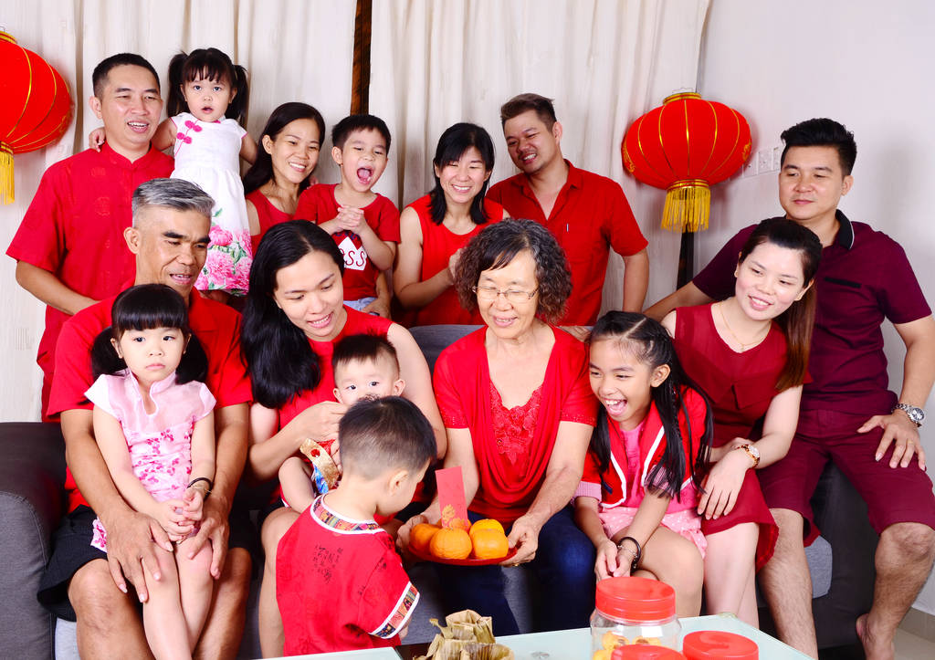 亚洲三代家庭庆祝中国新年