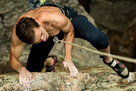 攀岩者爬上悬崖上的绳索, 顶部视图