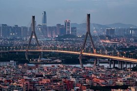 中国广东省广州市番禺区桥过河
