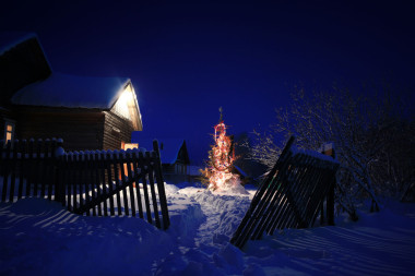 在村莊的照明的圣誕樹照片