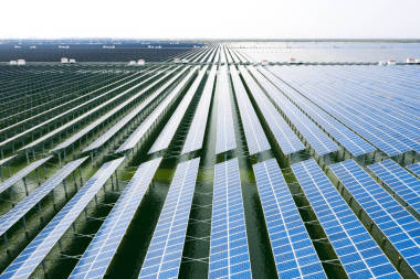 空中看到的太陽(yáng)能電池板。藍(lán)色太陽(yáng)能電池板?？稍偕茉垂夥M件的背景