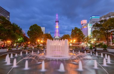 札幌, 北海道, 日本-2018年10月8日: 札幌電視塔, 是一座147.2 米高的電視塔, 設(shè)有觀景臺(tái)。位于日本北海道札幌北部城市大通公園的地面上