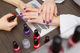 妇女做修指甲