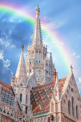 在匈牙利布达佩斯的圣座教堂塔的详细信息。建筑彩虹