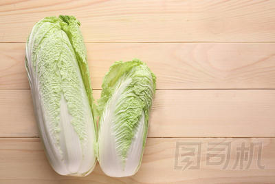 新鮮卷心菜在木背景