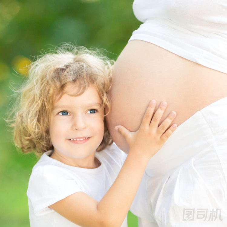 持有的怀孕母亲肚子里的孩子