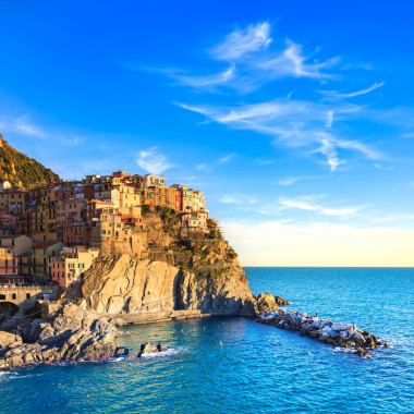 manarola 村，巖石和海上日落時(shí)。意大利五漁村