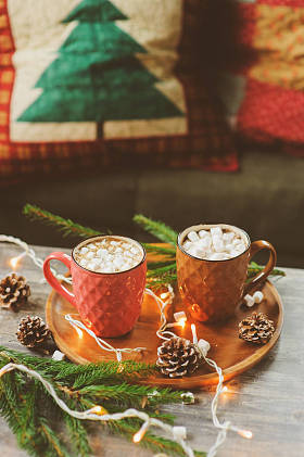 两大杯热可可和棉花糖与圣诞灯仿古木制的桌子上。舒适的冬天节日的家居理念