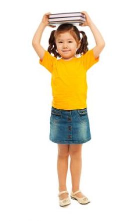 聪明的亚洲女孩与书