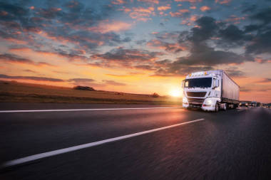 卡车与集装箱在高速公路上,货物运输的概念.刮胡子效果