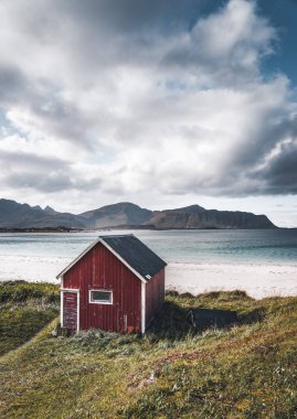 一個(gè)典型的房子的漁民叫弗洛羅在海灘框架海在拉姆貝格, 挪威歐洲