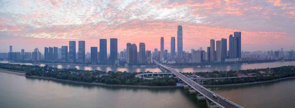 中国日出时长沙天际线全景照片