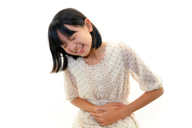 一個(gè)女孩肚子疼圖片