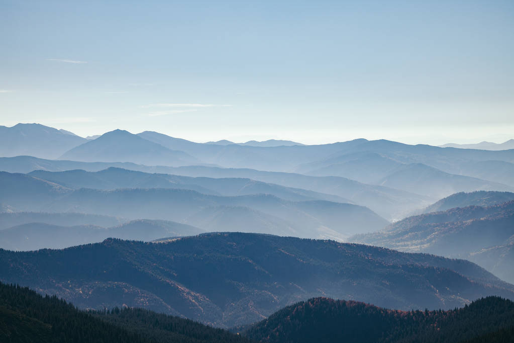 风景秀丽的朦胧的山风景, 喀尔巴泰, 乌克兰