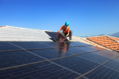 安裝替代能源光伏太陽能電池板
