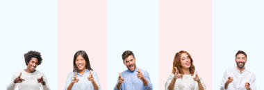 一群年轻人在五颜六色的孤立背景上用快乐和搞笑的脸指指点点。良好的能量和活力