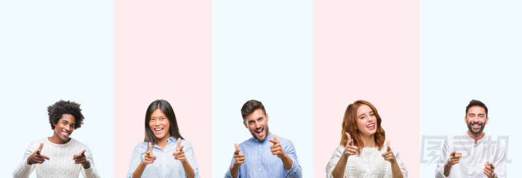 一群年輕人在五顏六色的孤立背景上用快樂和搞笑的臉指指點點。良好的能量和活力