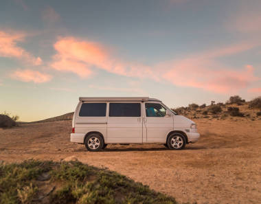 家庭野營面包車停在西班牙加那利群島富埃特文圖拉海灘上