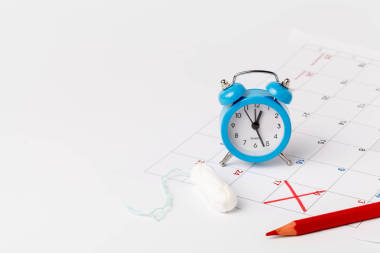 規(guī)劃指向日期在日歷與月經(jīng)衛(wèi)生棉條概念