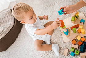 角度视图可爱的幼儿玩五颜六色的立方体在苗圃室