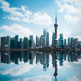 用反射在现代城市的市容上海照片