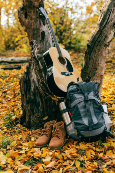 野營用品在秋天的背景與葉子